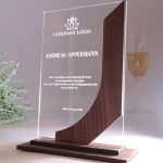 Award personnalisé, trophée et coupe, verre acrylique et noyer – Image 3