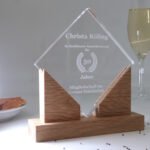 Modern acrylic award with wooden base - personalizable & high quality - Image 3