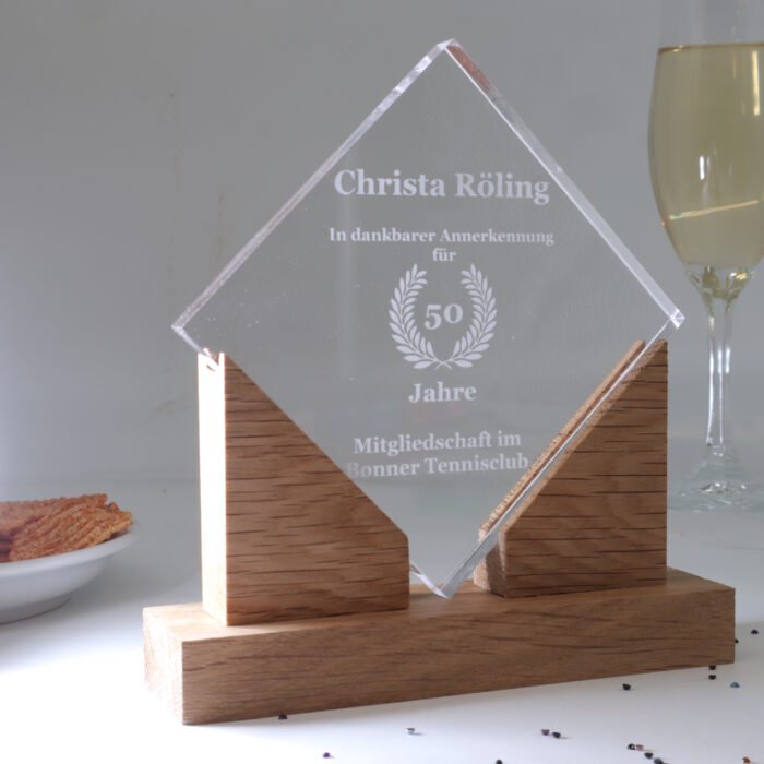 Modern acrylic award with wooden base - personalizable & high quality - Image 3