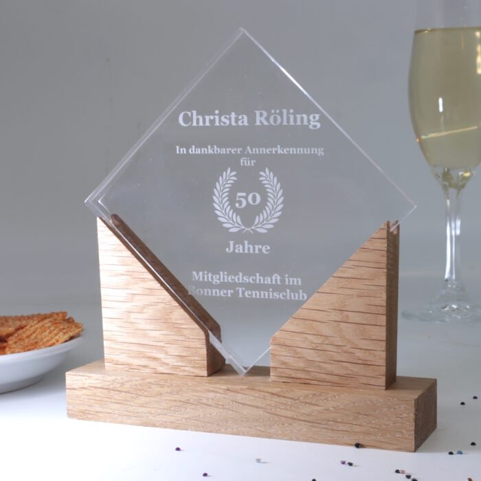 Modern acrylic award with wooden base - personalizable & high quality - Image 4