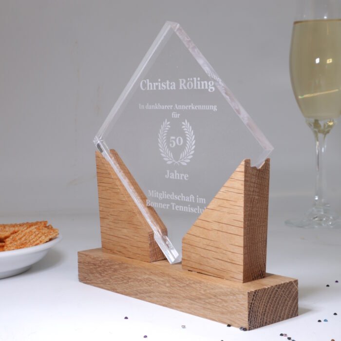 Modern acrylic award with wooden base - personalizable & high quality - Image 5
