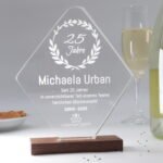 Design acrylic award with walnut wood base - personalizable & high quality - Image 4