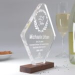 Design acrylic award with walnut wood base - personalizable & high quality - Image 6