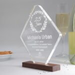 Design acrylic award with walnut wood base - personalizable & high quality - Image 7
