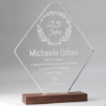 Design acrylic award with walnut wood base - personalizable & high quality - Image 8