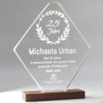 Design acrylic award with walnut wood base - personalizable & high quality - Image 9
