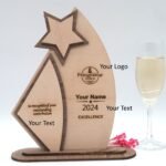 Moderne edle Trophäe, eigener Text oder Logo, aus wertvollem Nussbaum und feinem Ahorn - Personalisierte - Pokal - Auszeichnung - Elegant – Bild 2