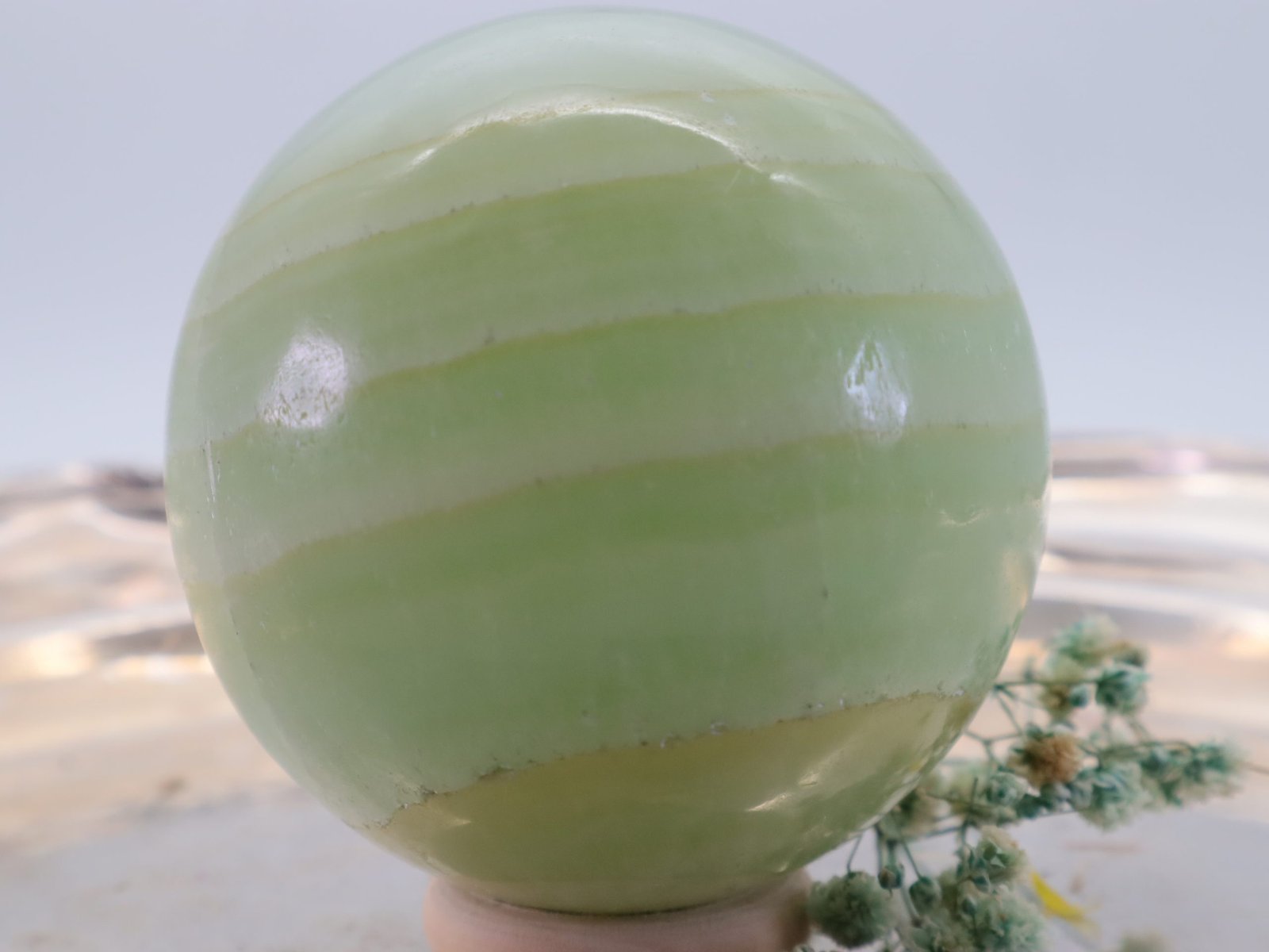 Band-Calcit-1-1-scaled-1-1.jpg Große grüne gebänderte Calcit Edelsteinkugel, 64 mm – Bild 1