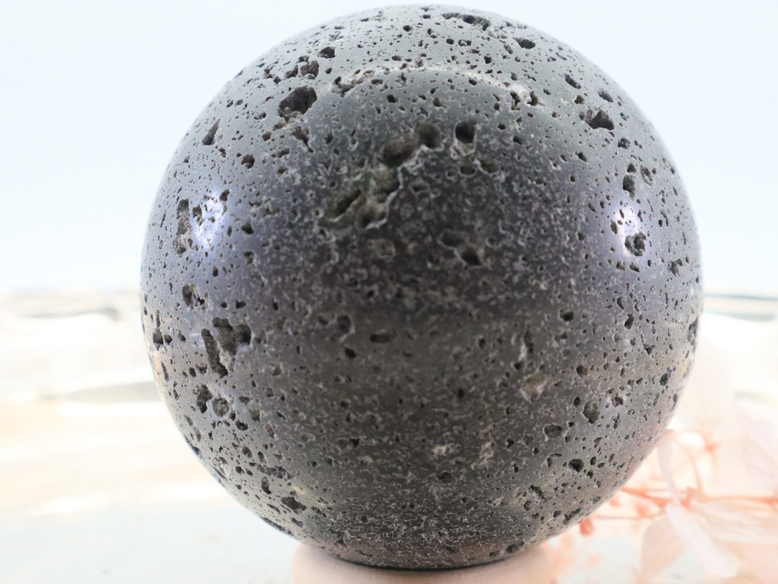 Basaltlava-1-12-scaled-1-1.jpg Große Lavabasalt Edelsteinkugel aus der Eifel, 60 mm – Bild 1