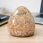 Brekzien‑Jaspis Skulptur 1226 g – Polierte Naturstein‑Freiform | Exklusive Schreibtisch‑Deko | Handgefertigtes Unikat | Premium Desc Office