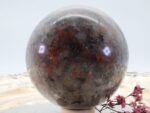 Große Rote Cordierit Edelsteinkugel, seltenes Fundstück, schöne Struktur, 83 mm – Bild 3