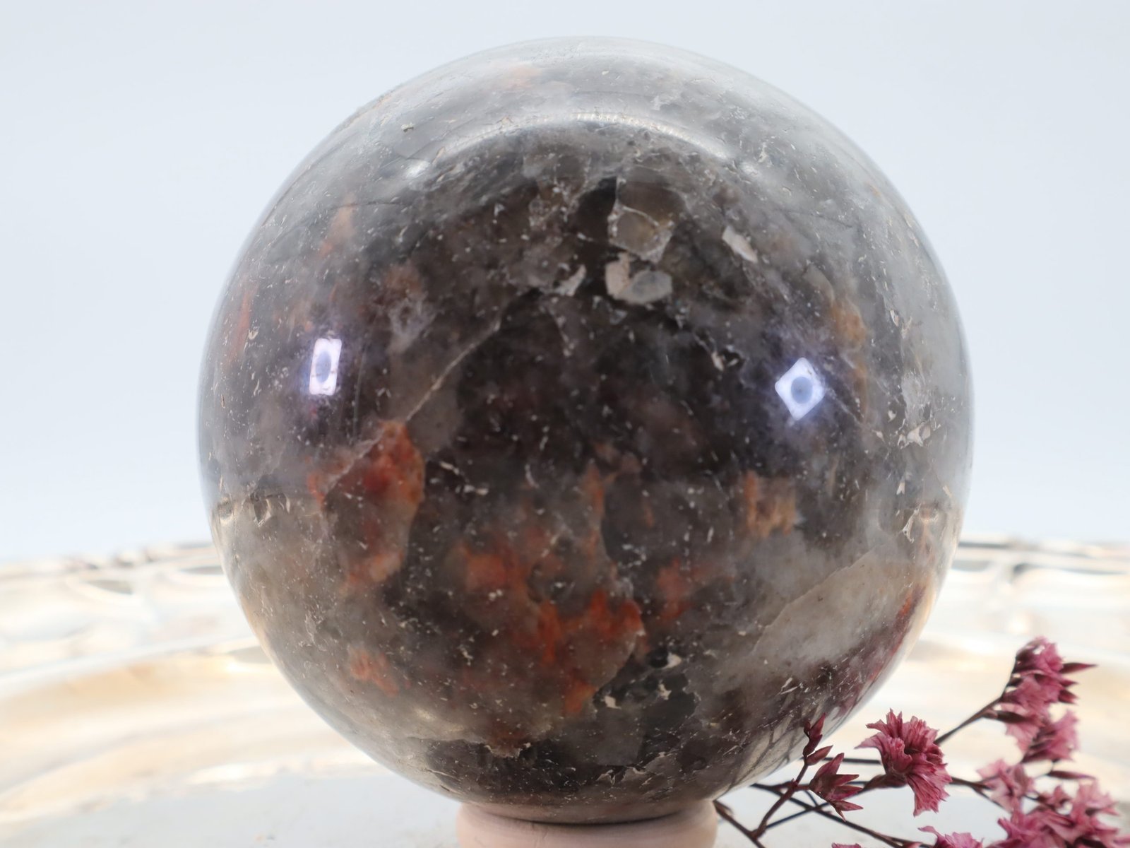 Corderit-1-3-scaled-1-1.jpg Große Rote Cordierit Edelsteinkugel, seltenes Fundstück, schöne Struktur, 83 mm – Bild 1