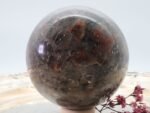 Große Rote Cordierit Edelsteinkugel, seltenes Fundstück, schöne Struktur, 83 mm – Bild 5