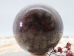 Große Rote Cordierit Edelsteinkugel, seltenes Fundstück, schöne Struktur, 83 mm – Bild 2