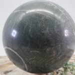 Große grüne Kalkstein Natursteinkugel aus der Kundlerklamm in Tirol Deutschland, 125 mm