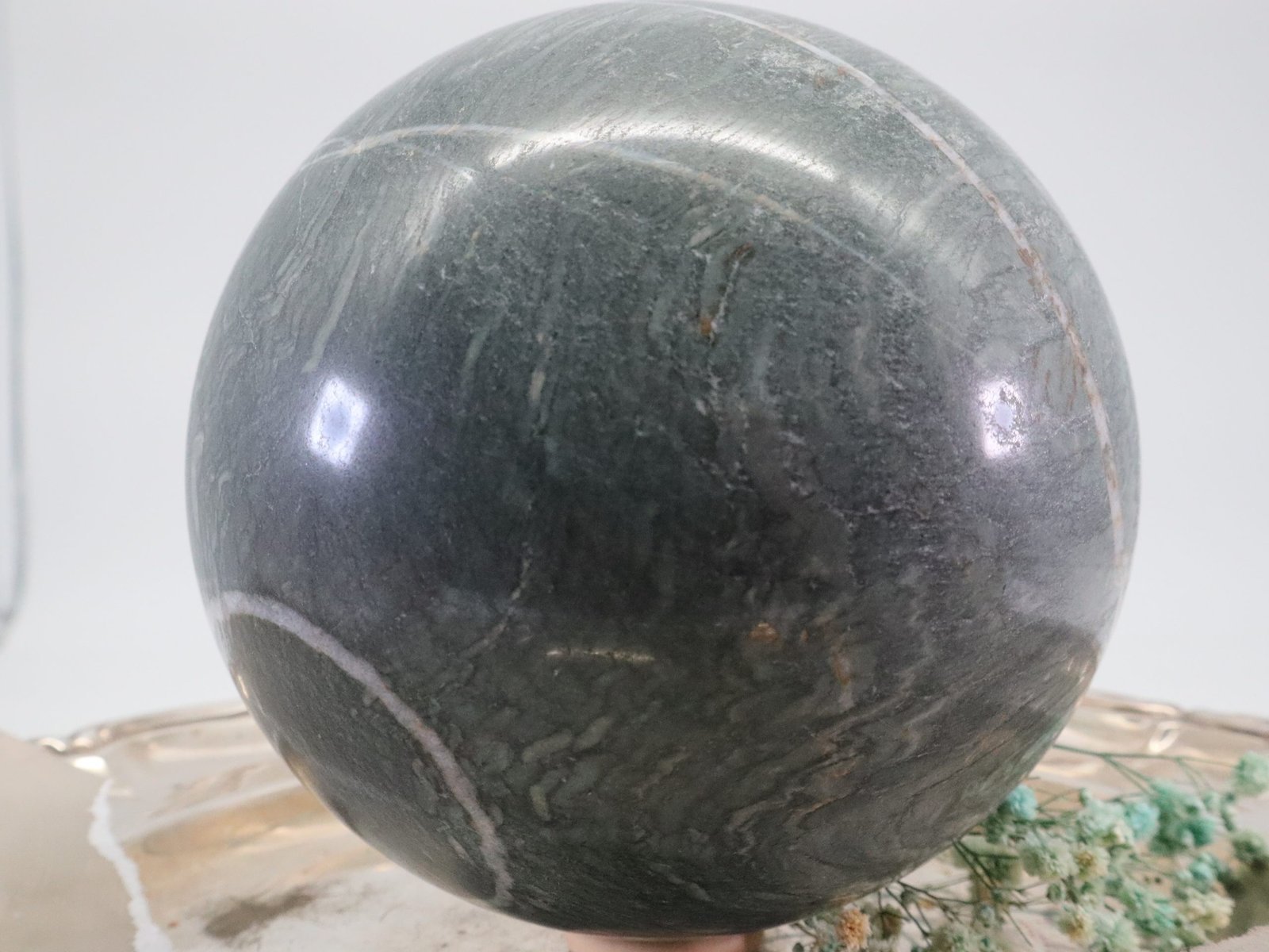 Gruene-Steinkugel-Tirol-1-3-scaled-1-1.jpg Große grüne Kalkstein Natursteinkugel aus der Kundlerklamm in Tirol Deutschland, 125 mm – Bild 1