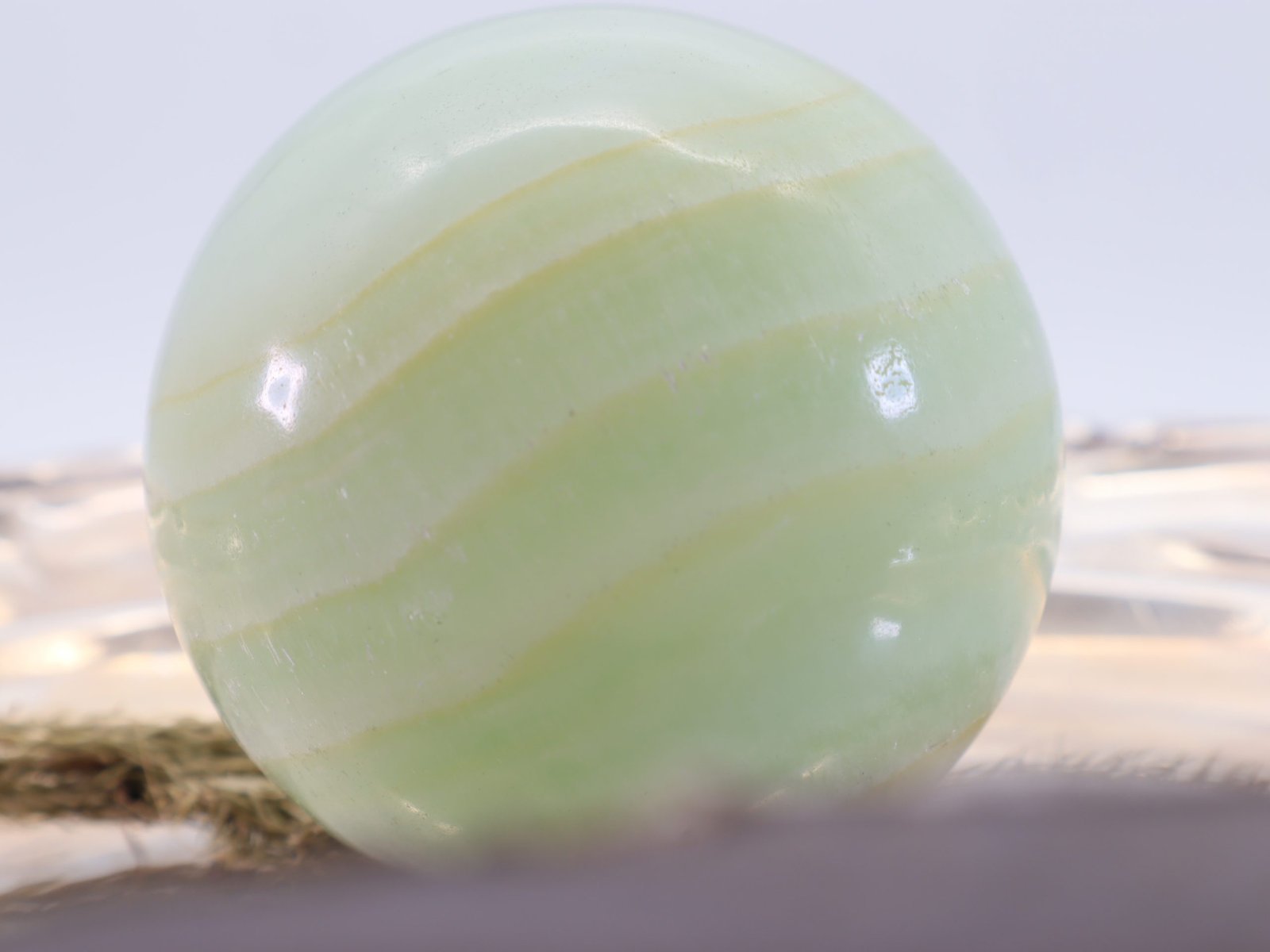 IMG-1-129-scaled-1.jpg Große grüne gebänderte Calcit Edelsteinkugel, 61 mm – Bild 1