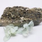 Epidot Rohstein aus Südfrankreich, Mineralien Cluster, Kristall Stufe, unbehandelter Brocken, zur Schmuckherstellung, Edelstein schleifen und Sammeln