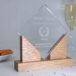 Moderner Acryl Award mit Holzsockel – personalisierbar & hochwertig – Bild 2
