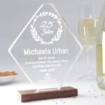 Design Acryl Award mit Nussbaum Holzsockel – personalisierbar & hochwertig – Bild 2