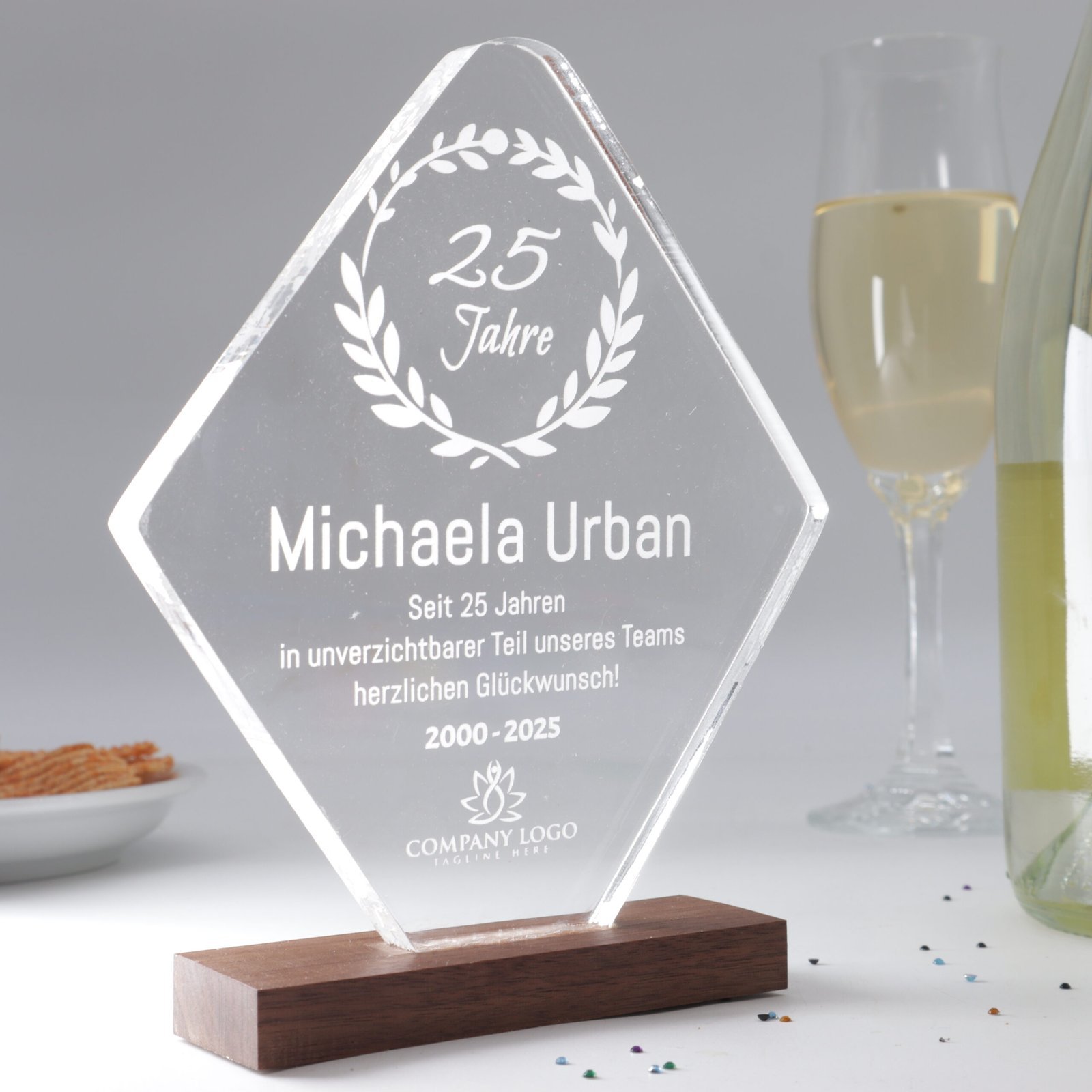 IMG_0488-scaled-2.jpg Design Acryl Award mit Nussbaum Holzsockel – personalisierbar & hochwertig – Bild 1