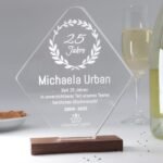 Design Acryl Award mit Nussbaum Holzsockel – personalisierbar & hochwertig – Bild 3