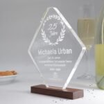Design Acryl Award mit Nussbaum Holzsockel – personalisierbar & hochwertig – Bild 6