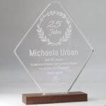 Design Acryl Award mit Nussbaum Holzsockel – personalisierbar & hochwertig – Bild 7