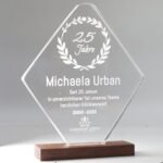 Design Acryl Award mit Nussbaum Holzsockel – personalisierbar & hochwertig – Bild 8