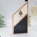 Personalisierte Trophäe aus Eichenholz mit Spiegel Acryl