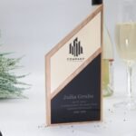 Personalisierte Trophäe aus Eichenholz mit Spiegel Acryl