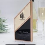 Personalisierte Trophäe aus Eichenholz mit Spiegel Acryl – Bild 3