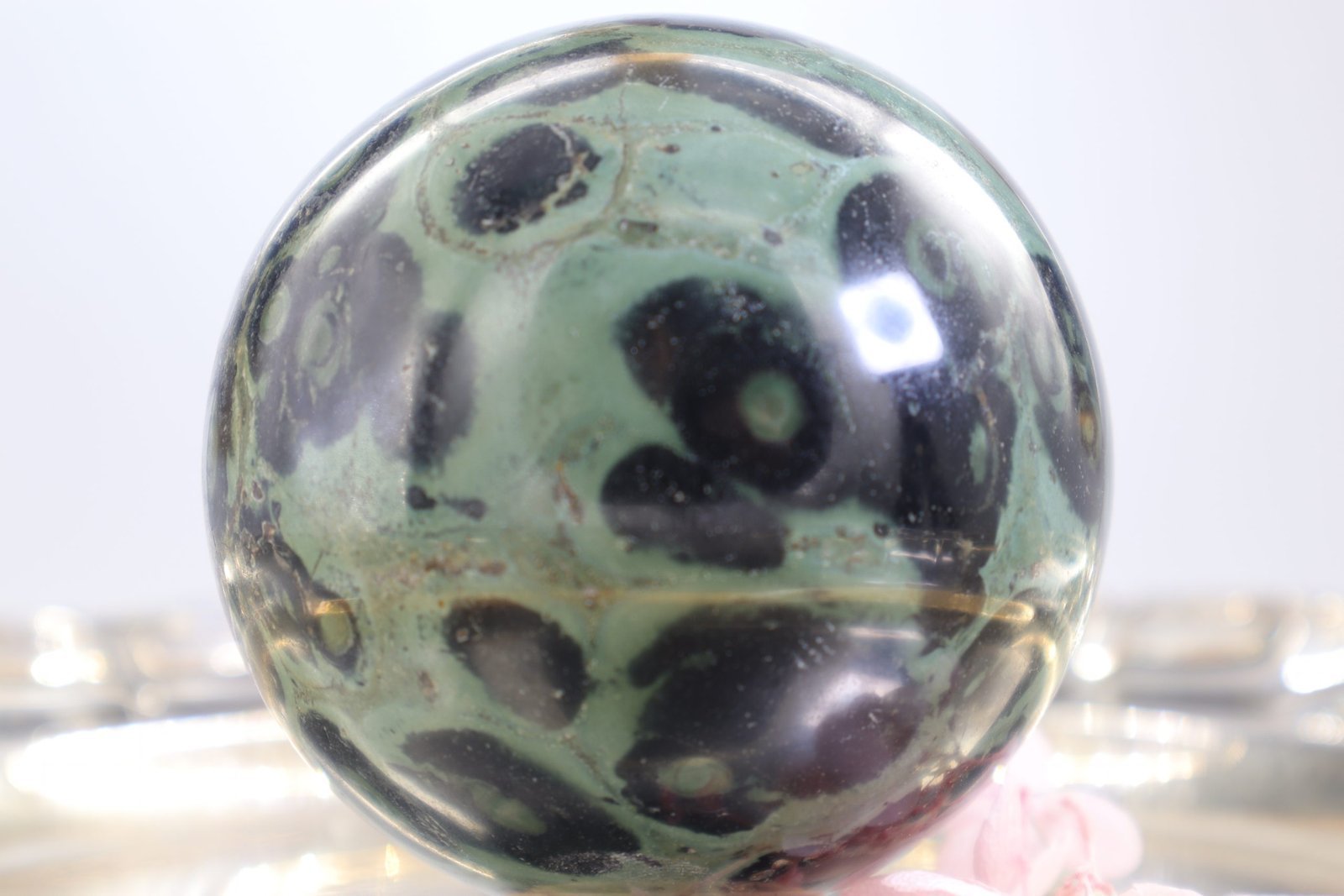 Große Kambaba Jaspis Kugel in Hochglanz, 77 mm