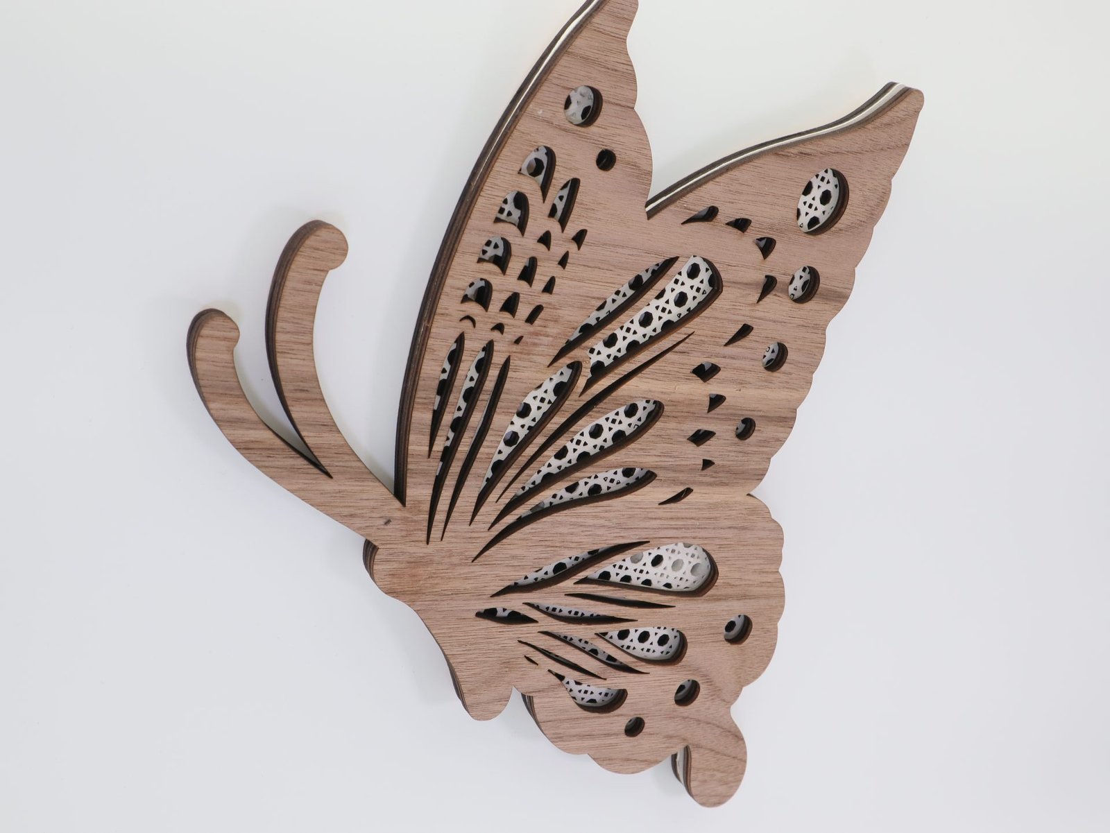 IMG_2648-1.jpg Schmetterling aus Nussbaum Holz mit Rattan Muster | Boho Schmetterlinge – Bild 1