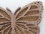 Schmetterling aus Nussbaum Holz mit Rattan Muster | Boho Schmetterling – Bild 2