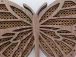Schmetterling aus Nussbaum Holz mit Rattan Muster | Boho Schmetterling – Bild 3