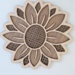 SONNENBLUME mit RATTAN Muster aus Nussbaum und Buche Sperrholz