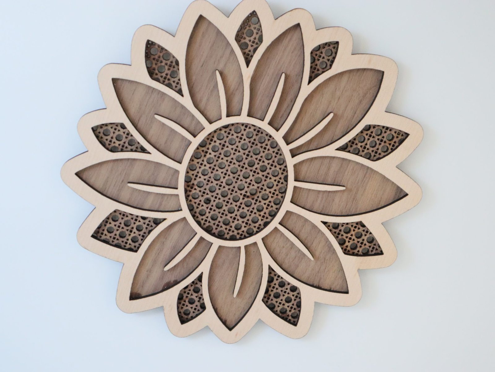 IMG_2855-1.jpg SONNENBLUME mit RATTAN Muster aus Nussbaum und Buche Sperrholz – Bild 1