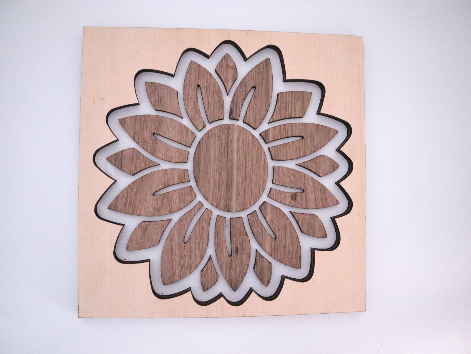 SONNENBLUME mit RATTAN Muster aus Nussbaum und Buche Sperrholz