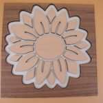 SONNENBLUME mit RATTAN Muster aus Nussbaum und Buche Sperrholz