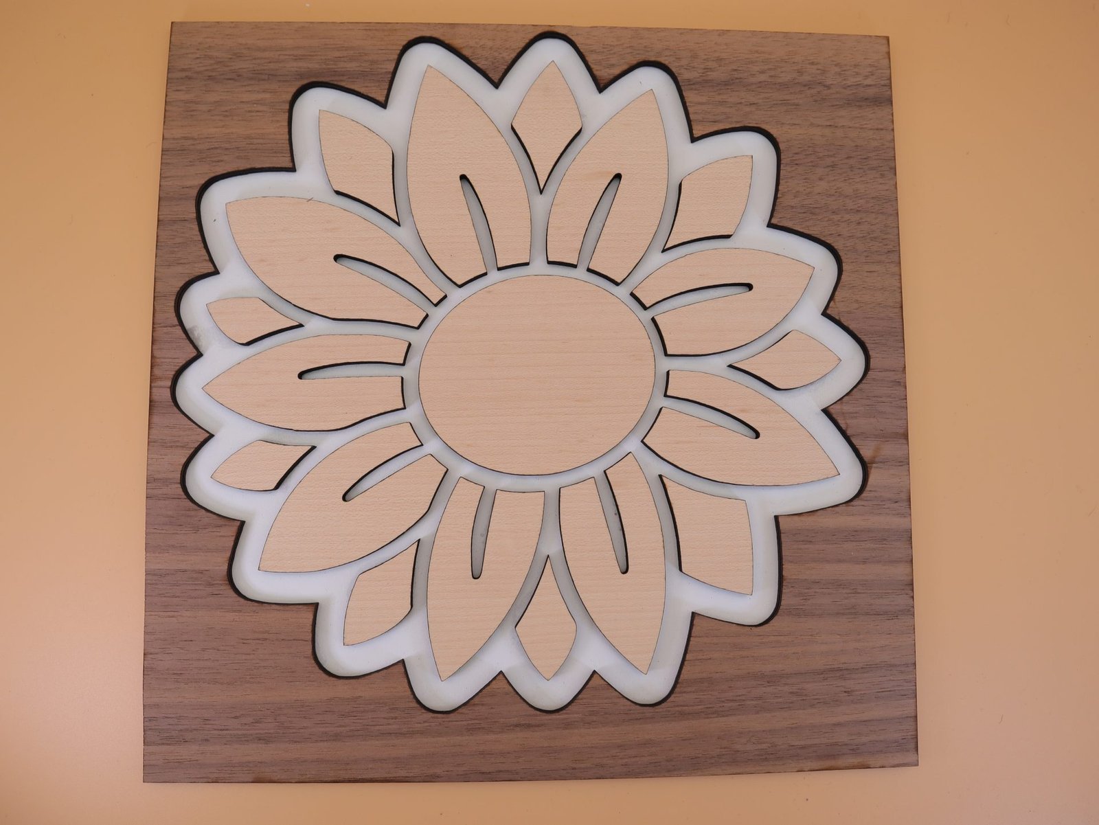 IMG_2902-1.jpg SONNENBLUME mit RATTAN Muster aus Nussbaum und Buche Sperrholz – Bild 1