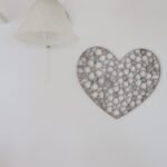 Wanddeko, Wandschild Herz aus Holz mit Ornament Blumen Muster – Bild 3