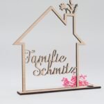Haus mit Namen aus Holz als Geschenk oder Dekoration