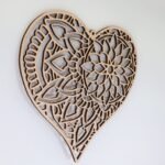 Wanddeko, Wandschild Herz aus Holz mit Blumen Ornament – Bild 4