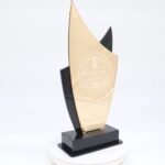 Moderne edle Sport Trophäe, eigener Text Logo, farbiges und klarem Acryl - Personalisierte Gravur - Pokal - Auszeichnung - Elegante Ehrungen