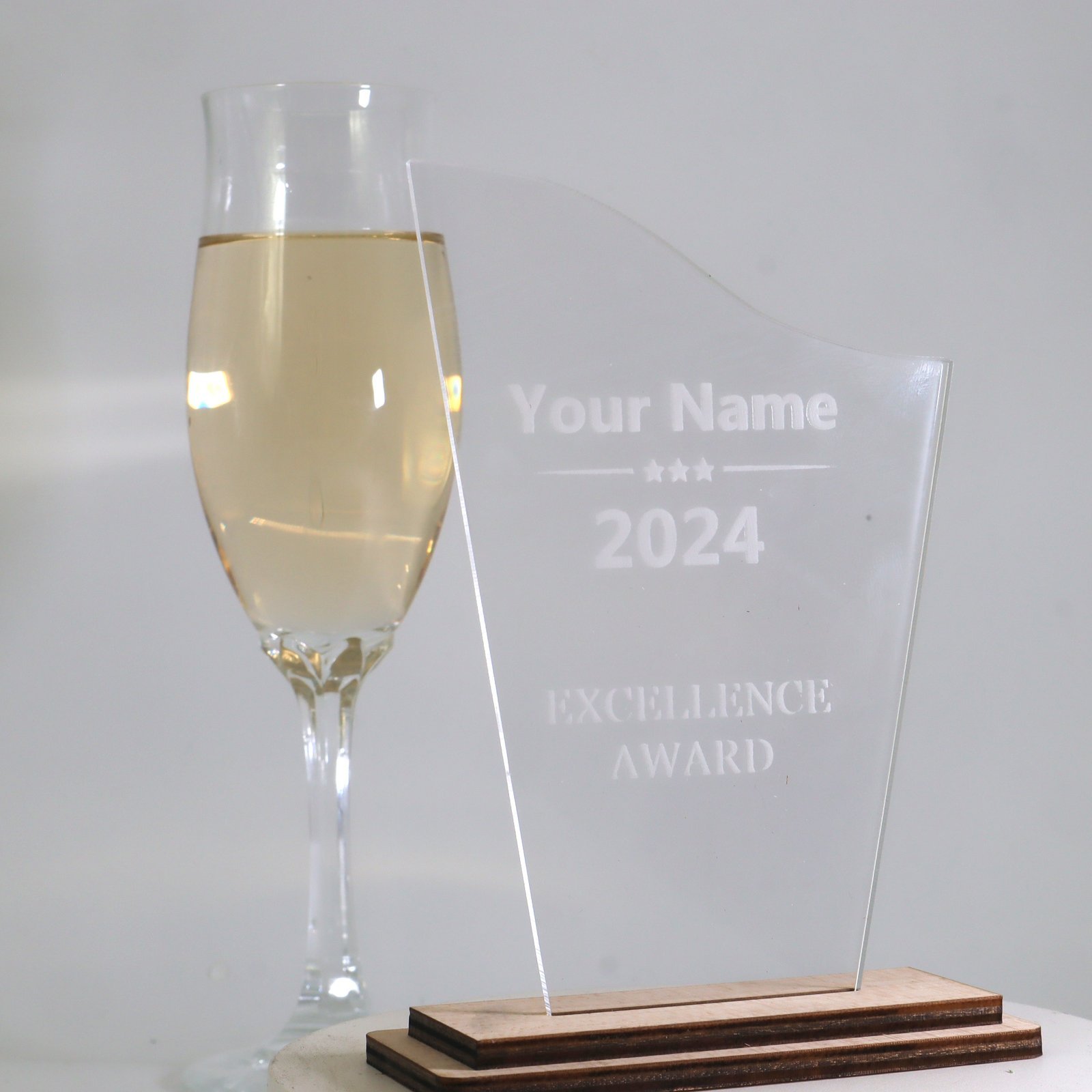 IMG_7410.jpg Personalisierter Award und Moderne edle Trophäe, Acryl mit Nussbaum Sockel – Bild 1