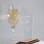 Personalisierter Award und Moderne edle Trophäe, Acryl mit Nussbaum Sockel – Bild 3