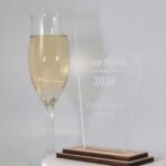 Personalisierter Award und Moderne edle Trophäe, Acryl mit Nussbaum Sockel – Bild 4