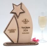 Moderne edle Trophäe, eigener Text oder Logo,  aus wertvollem Nussbaum und feinem Ahorn - Personalisierte - Pokal - Auszeichnung - Elegant