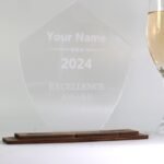 Moderne edle Trophäe Award, eigener Text oder Logo, Orden Medaille aus Nussbaum und Acryl - Personalisierter Pokal - Auszeichnung – Bild 4